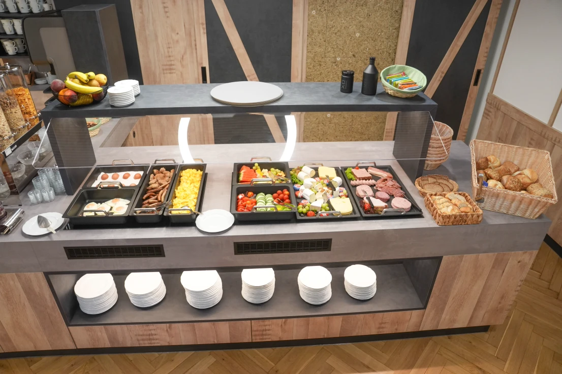 Frühstücksbuffet mit frischem Gebäck