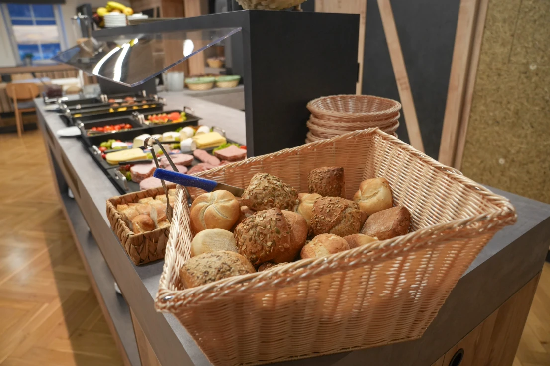 Frühstücksbuffet mit warmen Speisen