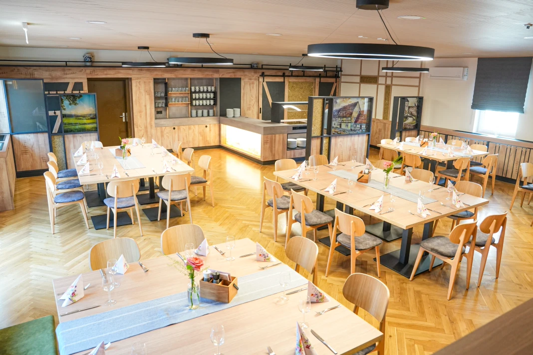 Saal im Landgasthof Jossatal – gedeckte Tische