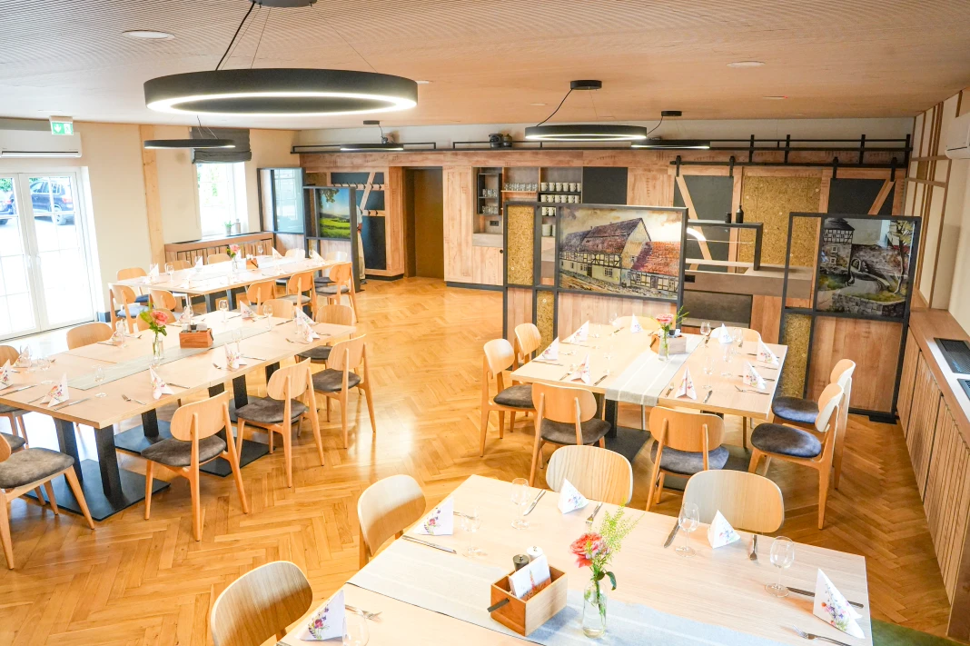 Saal im Landgasthof Jossatal – Tischdekoration